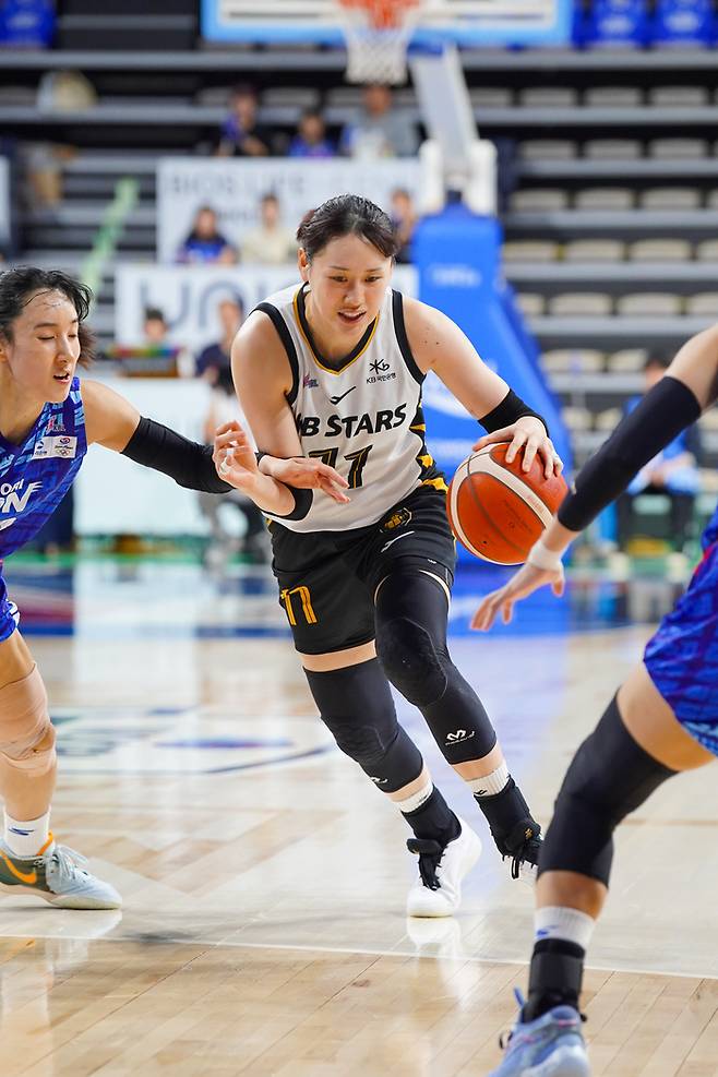 강이슬이 돌파를 시도하고 있다. 사진 | WKBL