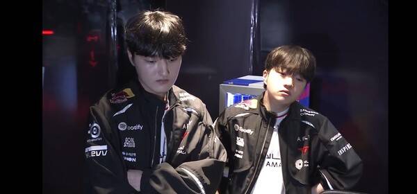 22일 종로구 치지직 롤파크에서 열린 2026 LCK컵 플레이오프 패자 3라운드 1세트에서 T1이 34분 만에 넥서스를 파괴하며 최종 결승 진출을 향한 의미 있는 첫 승을 챙겼다. (T1 & DK =1:0). /사진=네이버 치지직 라이브영상 캡처