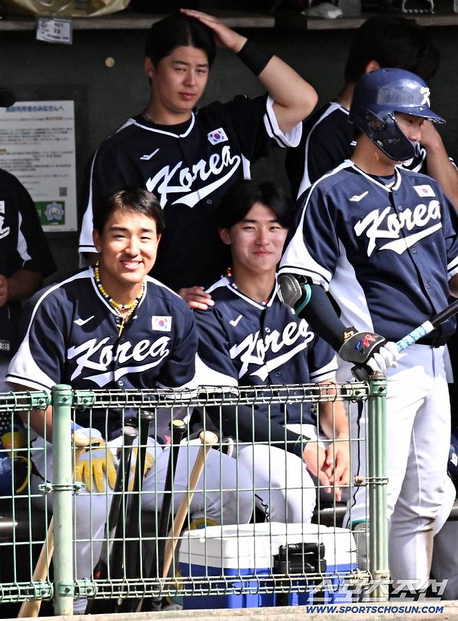 WBC 한국 대표팀 김도영과 안현민이 21일 일본 오키나와 고친다구장에서 열린 한화 이글스의 평가전 도중 카메라를 보고 환하게 웃고 있다. 오키나와(일본)=박재만 기자 pjm@sportschosun.com
