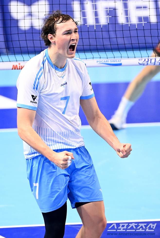 일 인천계양체육관에서 열린 v리그 남자부 대한항공과 OK저축은행의 경기, 대한항공 이든이 득점을 성공한 후 환호하고 있다. 인천=허상욱 기자wook@sportschosun.com/2026.02.18/