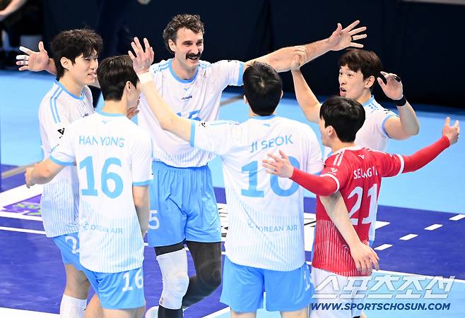 22일 인천 계양체육관에서 열린 V리그 남자부 대한항공과 현대캐피탈의 경기, 득점에 함께 기뻐하는 대한항공 선수들의 모습. 인천=허상욱 기자wook@sportschosun.com/2026.02.22/