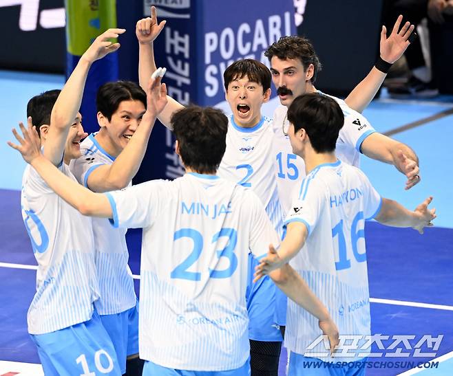 22일 인천 계양체육관에서 열린 V리그 남자부 대한항공과 현대캐피탈의 경기, 대한항공 선수들이 김민재의 서브에이스에 함께 환호하고 있다. 인천=허상욱 기자wook@sportschosun.com/2026.02.22/