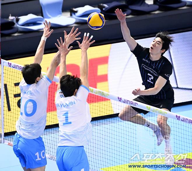 22일 인천 계양체육관에서 열린 V리그 남자부 대한항공과 현대캐피탈의 경기, 현대캐피탈 허수봉이 공격을 시도하고 있다. 인천=허상욱 기자wook@sportschosun.com/2026.02.22/