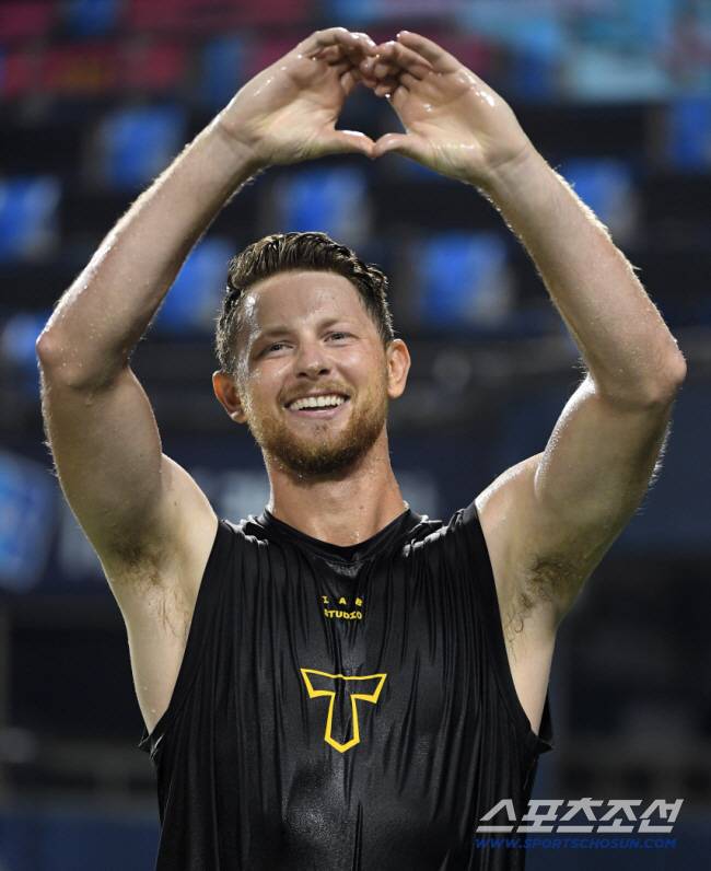 17일 잠실구장에서 열린 LG 트윈스와 KIA 타이거즈의 경기. 첫 승을 올린 KIA 라우어가 기뻐하고 있다. 잠실=박재만 기자 pjm@sportschosun.com/2024.08.17/