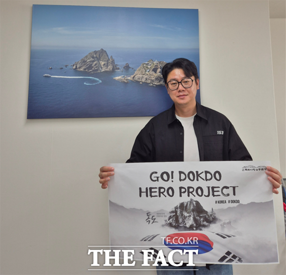 독도를 홍보하고 있는 조종철 사무국장. /독도사랑운동본부