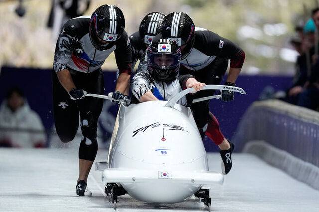 2026 밀라노·코르티나담페초 봅슬레이 남자 4인승 경기에 출전한 김진수 팀. /AP/뉴시스