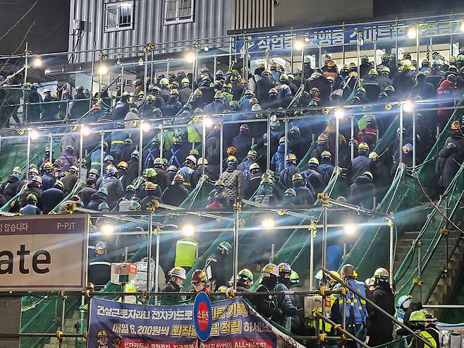 지난 19일 오전 6시 30분쯤 경기 평택시 삼성전자 평택캠퍼스 4공장 건설 현장. 현장 출입구가 출근하는 건설 근로자들로 북적였다. 큰 공사장이 서면서 전국에서 몰려온 근로자들이다. 매일 새벽 2만여 명이 현장으로 출근한다. /지혜진 기자