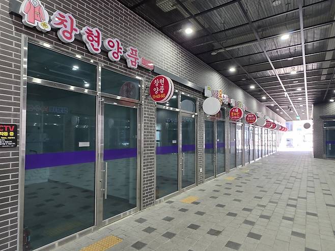 온양온천시장 복합지원센터 1층 점포 모습. 간판까지 설치됐지만 미입점된 상황이다. 윤평호 기자