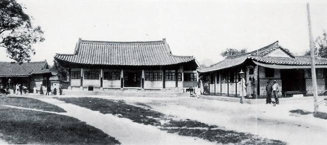 갑신정변 당시의 우정총국 본부와 부속건물. 현재는 주변에 고층빌딩이 들어섰다.