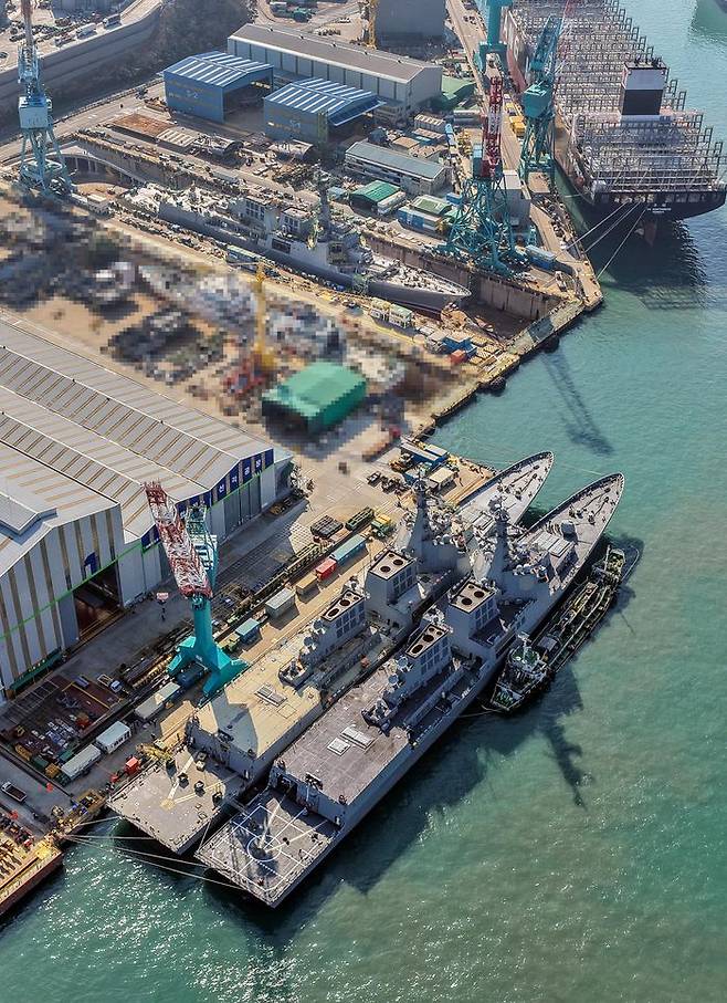 HD현대중공업 울산 조선소에 집결한 최신예 이지스 구축함 1~3번함 '정조대왕함·다산정약용함·대호김종서함'의 모습 ⓒHD현대중공업