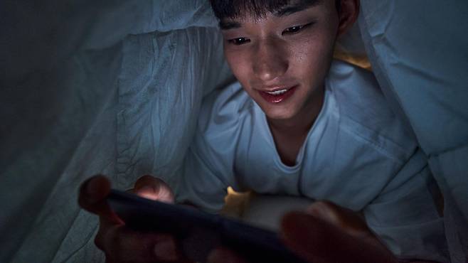 뉴욕주립대가 근시의 핵심 원인은 전자기기 자체가 아닌 ‘어두운 조명’이라 밝혔다. 망막에 도달하는 빛의 양이 부족하면 안구 성장에 문제가 생겨 근시를 유발한다는 것이다. 사진=게티이미지뱅크