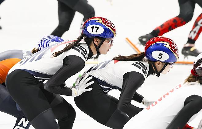심석희(17번)가 18일(현지 시간) 이탈리아 밀라노 아이스스케이팅 아레나에서 열린 2026 밀라노·코르티나 담페초 동계올림픽 여자 쇼트트랙 3000m 계주 결승에서 최민정(5번)을 푸시하고 있다. 밀라노=뉴시스