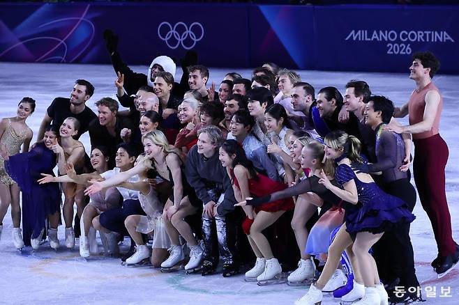 21일(현지 시간) 이탈리아 밀라노 아이스 스케이팅 아레나에서 열린 2026 밀라노-코르티나담페초 겨울올림픽 피겨 갈라쇼에서 차준환, 이해인 등 남녀 출연진들이 무대를 끝내고 단체 사진을 찍고 있다. 전영한 기자 scoopjyh@donga.com