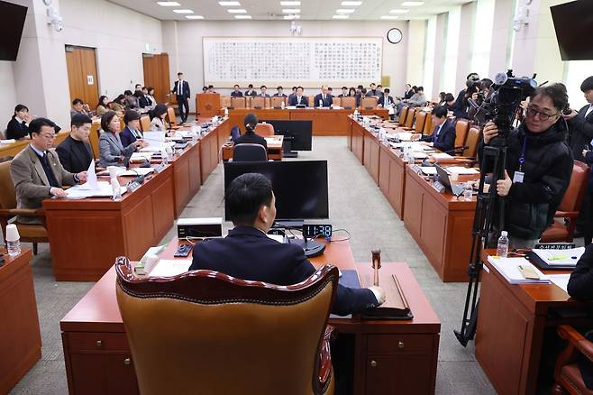 김용민 소위원장이 20일 서울 여의도 국회에서 열린 법제사법위원회 법안심사제1소위원회에서 안건을 상정하고 있다. 2026.2.20 뉴스1