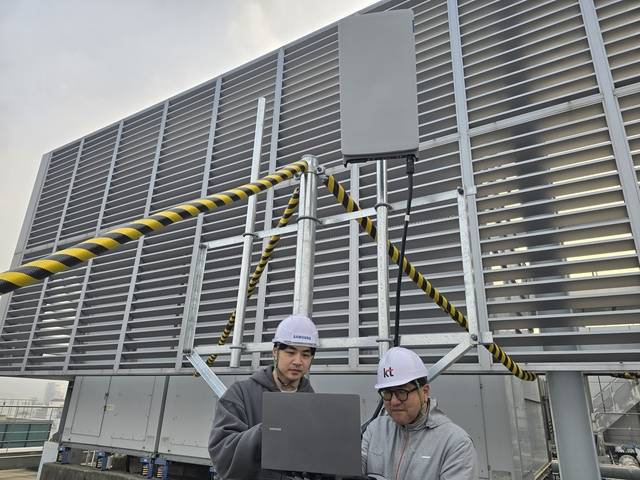 삼성전자 차세대통신연구센터와 KT 연구진이 서울 우면동 소재  삼성전자 서울R&D캠퍼스에서 초고집적 다중 안테나 기술을 검증하고 있다. 삼성전자 제공
