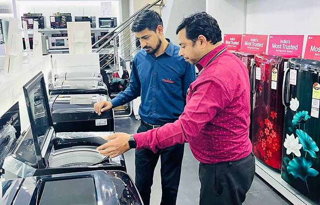 LG전자가 인도 고객의 취향, 라이프스타일, 구매력을 감안해 기획한 전용 가전 ‘에센셜 시리즈(Essential Series)’를 선보였다. 사진은 현지 가전 매장에서 판매 중인 에센셜 시리즈의 모습. LG전자 제공