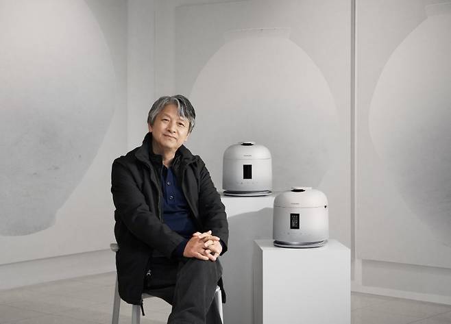 최영욱 작가와 '쿠첸 123 에디션' 쿠첸 제공