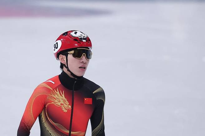 중국 쇼트트랙 린샤오쥔(한국명 임효준)이 18일(현지시간) 이탈리아 밀라노 아이스스케이팅 아레나에서 열린 2026 밀라노·코르티나담페초 동계올림픽 쇼트트랙 남자 500m 준준결승에서 조4위로 결승선을 통과하며 준결승 진출에 실패한 후 아쉬워하고 있다.뉴스1