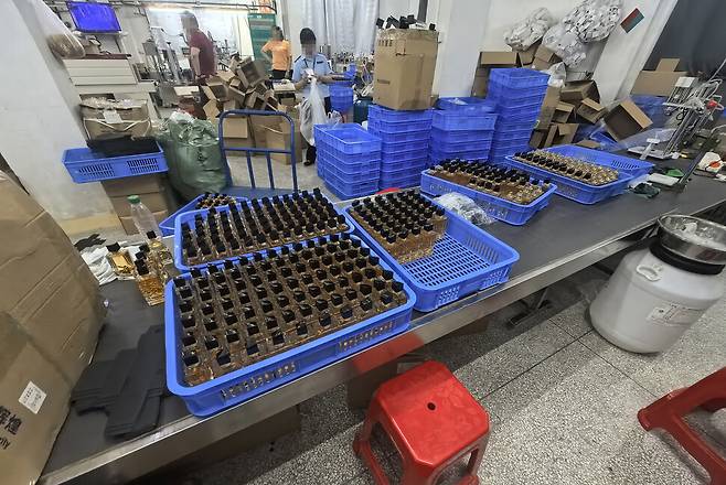 2025년 7월 중국 공안과 지식재산권(IP) 침해 대응 전문기업 ‘트러스트 데이터’에 적발된 중국 광둥성 산토우시의 위조품 생산 공장. 임동숙 트러스트 데이터 대표는 “위조 화장품 약 31만점이 압수됐다. 역대 최대 규모”라고 말했다. 임 대표 제공