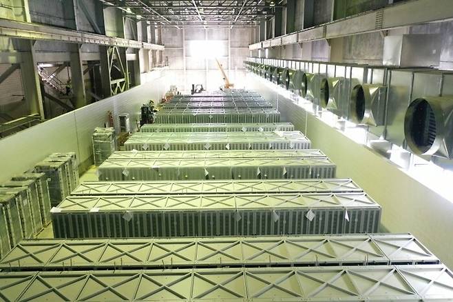 대형 배터리 저장장치 비용이 지난해 4분의 1 이상 하락한 것으로 조사됐다. 사진은 엘지(LG)에너지솔루션의 베터리 공급 시스템. 엘지에너지솔루션 누리집