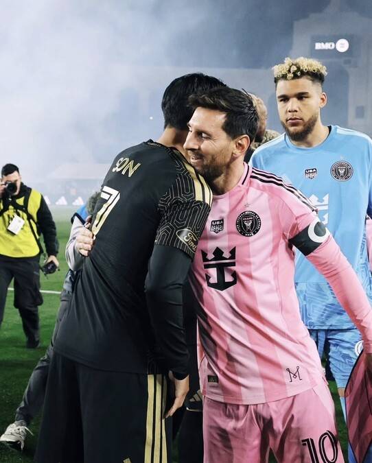 손흥민이 개인 사회관계망서비스(SNS)에 올린 리오넬 메시와 인사하는 모습. 손흥민 에스엔에스 갈무리