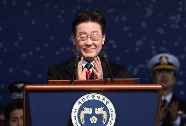 이재명 대통령이 지난 20일 충남 계룡대 대연병장에서 열린 육해공군 사관학교 통합임관식에서 축사에 앞서 박수를 치고 있다. 연합뉴스