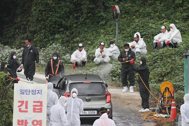 아프리카돼지열병이 발생한 접경지의 농장에서 이주노동자들이 도살처분 작업 중 잠시 쉬고 있다.(2019년 10월)