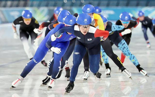 한국 빙속의 박지우(맨 앞)가 22일 이탈리아 밀라노 스피드스케이팅 스타디움에서 열린 2026 밀라노·코르티나담페초 동계올림픽 스피드스케이팅 여자 매스스타트 준결선에서 역주를 펼치고 있다.밀라노=뉴스1