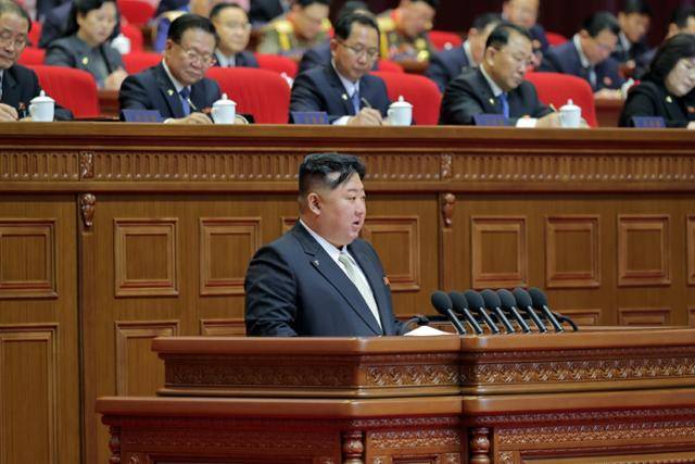 북한 노동당 기관지 노동신문은 "제9차 당 대회 3일차 회의에서 김정은 노동당 총비서가 당중앙위원회 제8기 사업 총화 보고에서 자신감에 부응한 새로운 투쟁전략을 천명했다"라고 22일 보도했다. 평양=노동신문 뉴스1