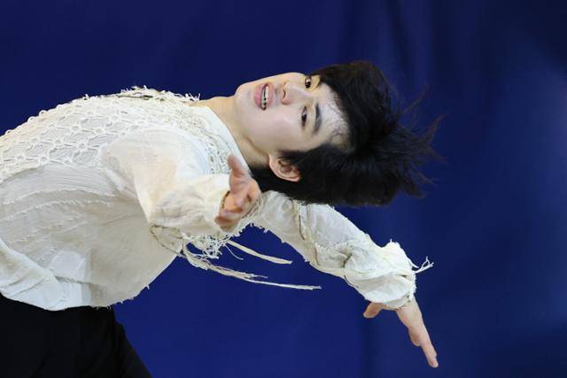 차준환이 22일 이탈리아 밀라노 아이스스케이팅 아레나에서 열린 2026 밀라노·코르티나담페초 동계올림픽 피겨스케이팅 갈라쇼에서 송소희가 부른 '낫 어 드림'에 맞춰 연기를 펼치고 있다. 연합뉴스