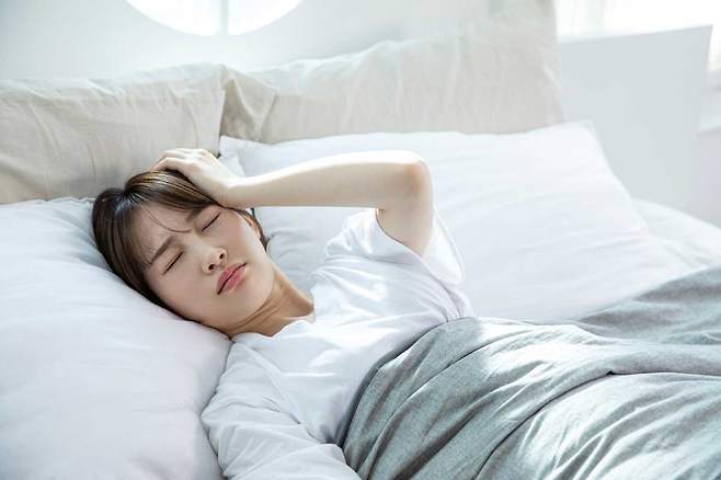 아침에 한쪽 얼굴이나 손 등에서 둔한 느낌이 들거나, 대화 시 말이 어눌하다면 뇌경색을 의심해야 한다./사진=클립아트코리아