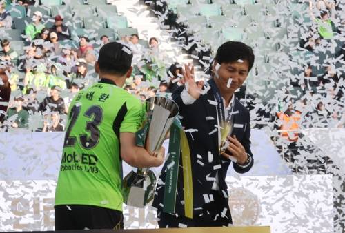 트로피 손대지 않는 정정용 감독