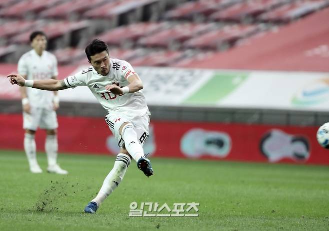 "프로축구 '하나원큐 K리그1 2020' 24라운드 FC서울과 부산아이파크의 경기가 4일 오후 서울월드컵경기장에서 열렸다. 후반 박종우가 프리킥골을 성공시키고 있다. 상암=김민규 기자 kim.mingyu@joongang.co.kr /2020.10.04/"