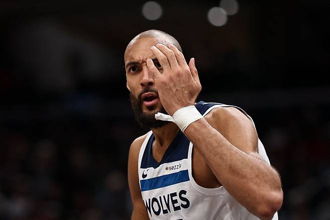 <yonhap photo-5594="">비신사적인 행위로 출장 정지 처분을 받은 루디 고베어. [AFP=연합뉴스]</yonhap>