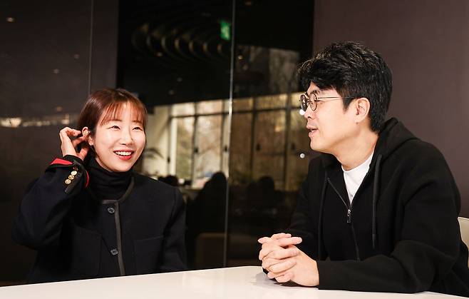 '솔로지옥' 김재원 PD(오른쪽)와 '합숙맞선' 김나현 PD가 서울 마포구 상암동 중앙일보에서 '연프의 시대'에 대해 이야기를 나누고 있다. 김경록 기자