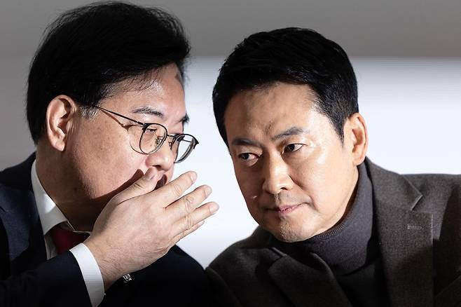 장동혁 국민의힘 대표가 19일 서울 여의도 국회에서 열린 최고위원회의에서 송언석 원내대표와 대화하고 있다. 뉴스1