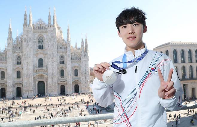 쇼트트랙 남자 5000m 계주에서 은메달을 획득한 임종언이 21일(현지시간) 이탈리아 밀라노 두오모 대성당 광장에서 중앙일보와 인터뷰 하고 있다. 김종호 기자 20260221