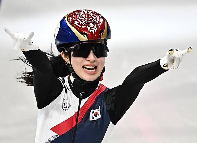 우승 장면에서 김길리는 양손 엄지와 검지, 새끼손가락을 함께 펴는 시그니처 동작을 선보였다. 김종호 기자