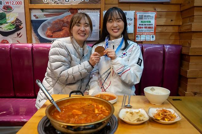 귀국과 동시에 가장 좋아하는 음식인 김치찌개를 먹은 유승은(오른쪽). 왼쪽은 어머니 이희정 씨. 피주영 기자
