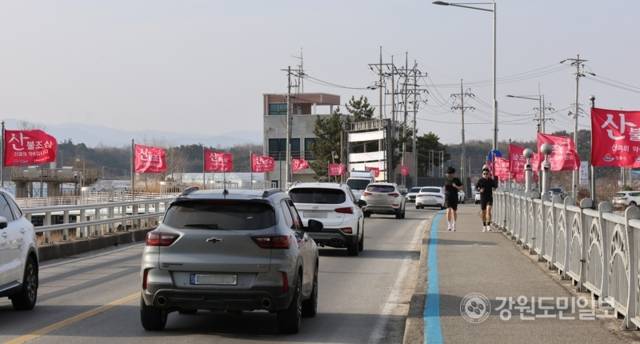 ▲ 강원 동해안 지역에 건조주의보가 내려져 대기가 매우 건조한 가운데 21일 강릉시 사천면 하평교의 산불조심 깃발이 강한 바람에 휘날리고 있다.황선우 기자
