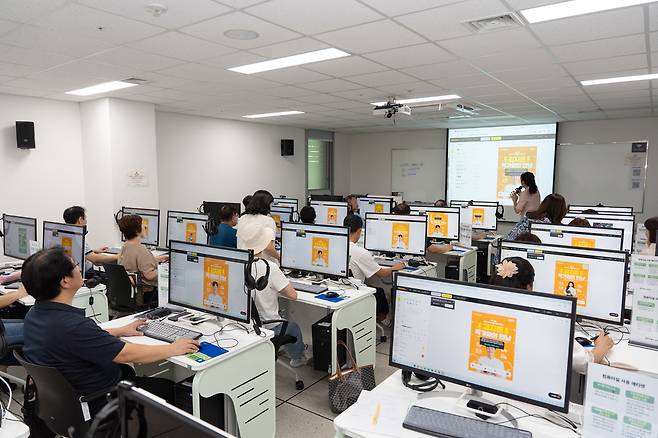 중장년 일자리 맞춤형 교육 및 직업 연계사업인 ‘서울런4050’에 참여한 중장년들이 지난해 이미지 제작 실습 교육을 받는 모습. 서울시50플러스재단