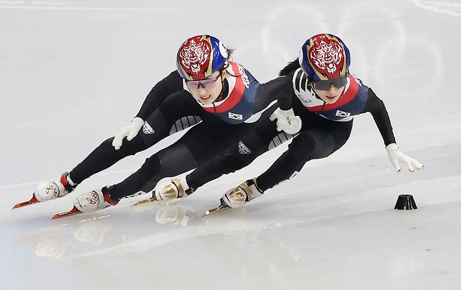 20일(현지시간) 이탈리아 밀라노 아이스스케이팅 아레나에서 열린 2026 밀라노ㆍ코르티나담페초 동계올림픽 쇼트트랙 여자 1,500m 결승에서 김길리와 최민정이 질주하고 있다. 이날 경기에서 김길리가 금메달, 최민정이 은메달을 차지했다. 2026.2.21 연합뉴스