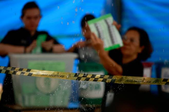 지난 8일(현지시간) 태국 방콕의 한 투표소에서 개표가 진행되고 있다. 로이터연합뉴스