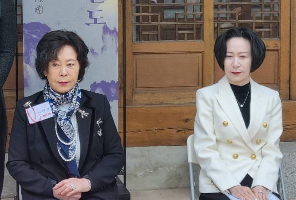 지난해 4월 서울 종로구 무계원에서 개최됐던 롯데재단 주최 ‘상전 신격호 展’에 참석한 고 신영자 롯데재단 의장(왼쪽). 오른 쪽은 고인 딸 장혜선 롯데재단 이사장. 정옥재 기자