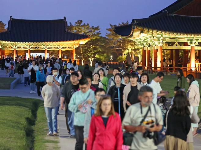 야간 관광객들로 붐비는 동궁과 월지 모습. 경주시 제공