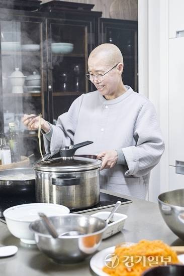 국내 사찰음식 명장 1호인 선재 스님이 경기일보와의 인터뷰에서 자연과의 조화를 중시하는 사찰음식에 대해 설명했다. 윤원규기자