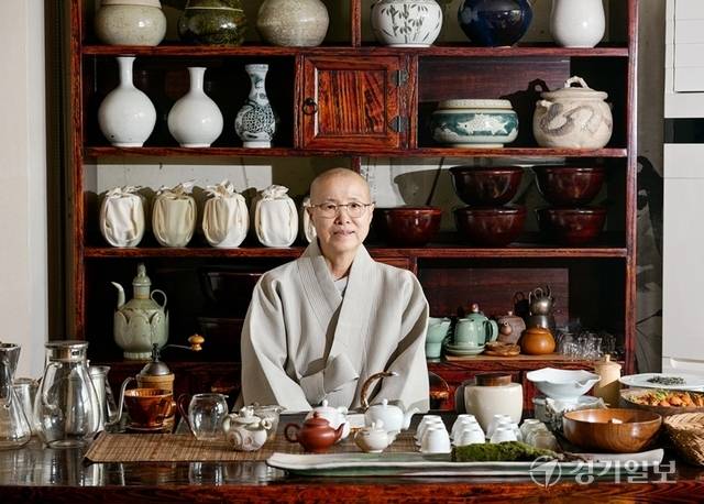 국내 사찰음식 명장 1호인 선재 스님이 경기일보와의 인터뷰에서 자연과의 조화를 중시하는 사찰음식에 대해 설명했다. 윤원규기자