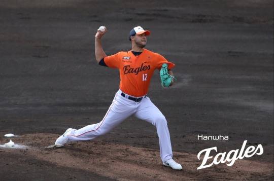 일본 지바 롯데전에서 투구하는 윌켈 에르난데스. 사진[연합뉴스]