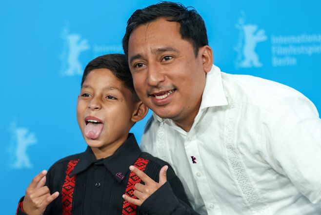 지난 20일(현지시간) 베를린영화제 기자회견에 참석한 9세 아들 크리스티안 역의 바스티안 에스코바르, 아빠 툴리오 역의 휴고 라미레즈. [로이터·연합뉴스]