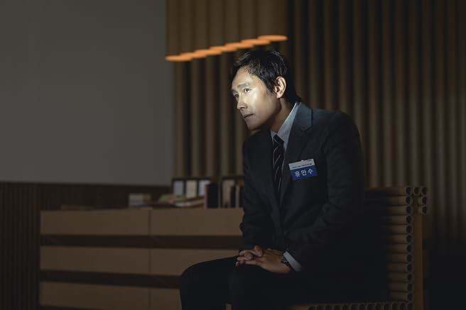 경력직 면접을 보는 만수. 얼굴에 햇빛이 비쳐 불편하지만 면접관들은 알아채지 못한다. 일부러 그러진 않았을 것이다. 각별히 배려해야 할 대상이 아니었기에 인지조차 하지 못한 것이다. [IMDb]